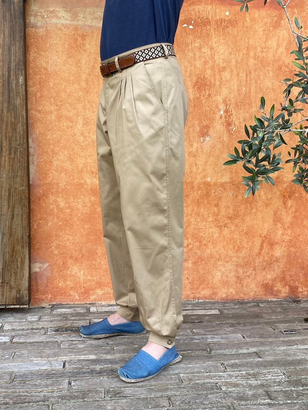 Hombre-Gabardina-Beige-Perfil-